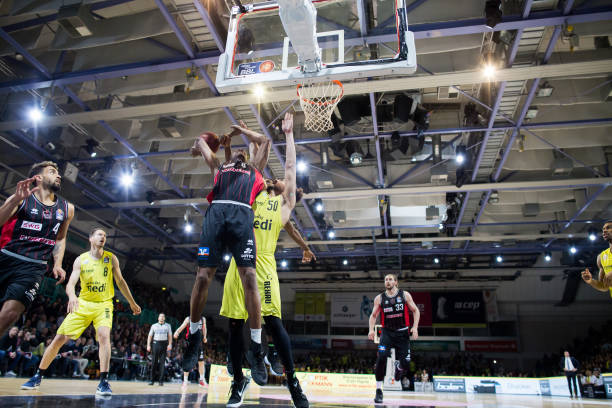 防守上面临 防守上面临